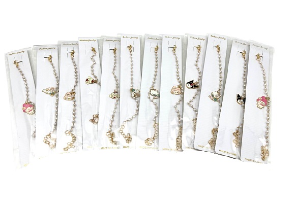 Imagen de PAQ 12 BRAZALETE PERLAS Y DIJE SANRIO *